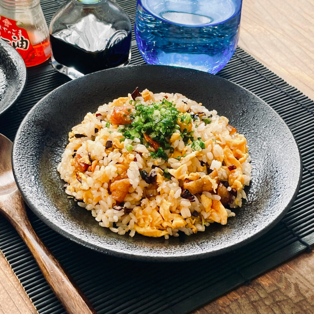 カリカリ鶏皮と焦がしネギのガーリック炒飯