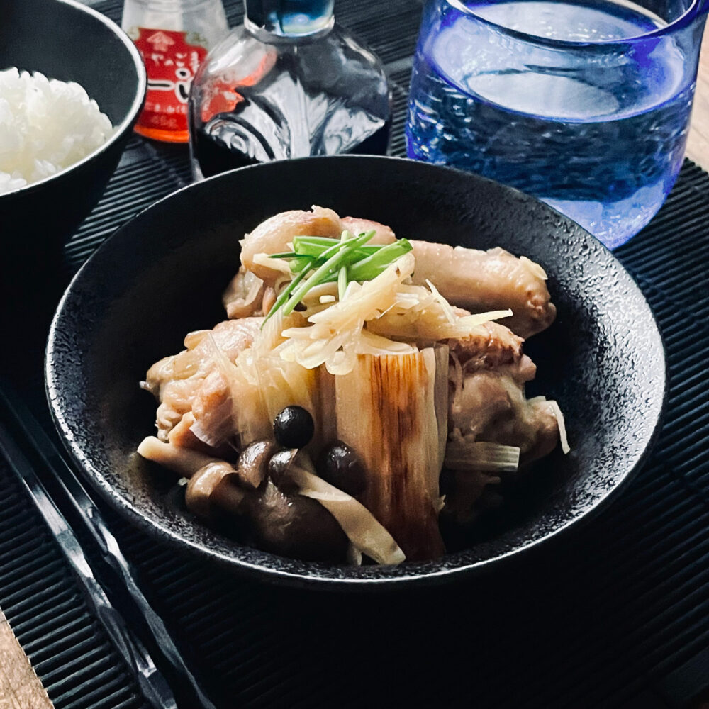 焦がしネギと鶏手羽元の生姜煮