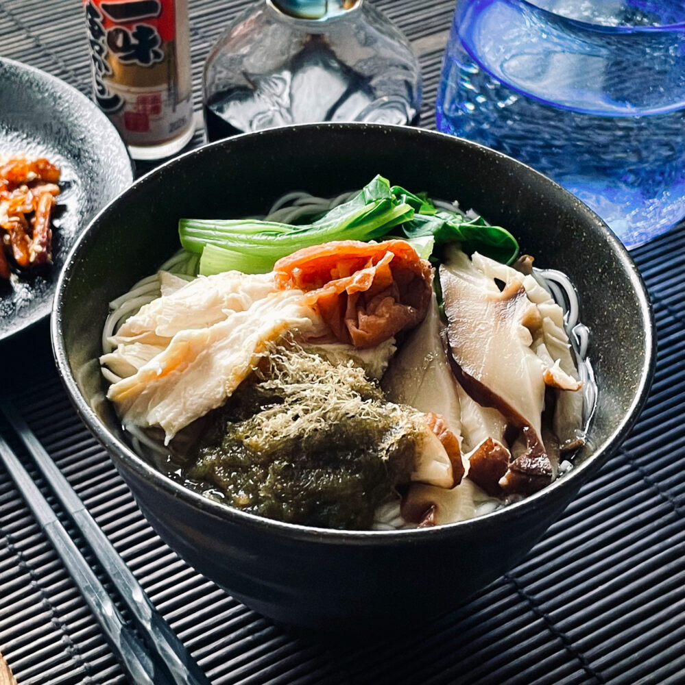 蒸し鶏と梅と椎茸の煮麺