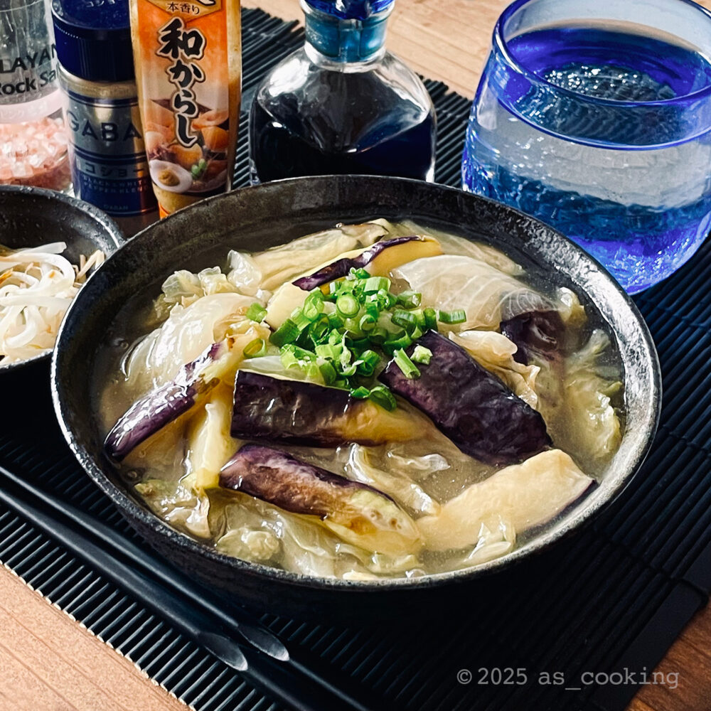 揚げナスとレタスの餡をかけた、からしそばの盛り付け写真。