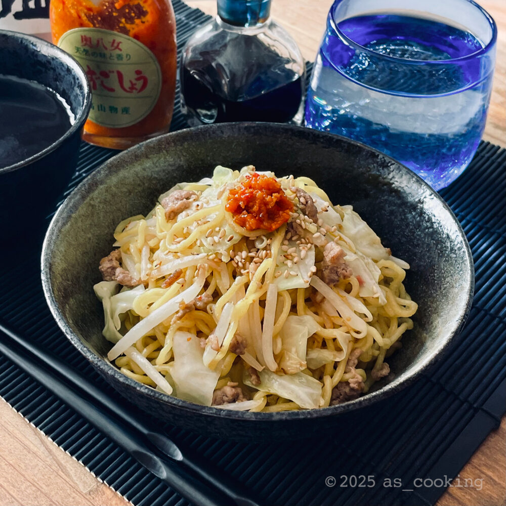 赤い柚子胡椒が乗った野菜たっぷりの塩焼きそば。