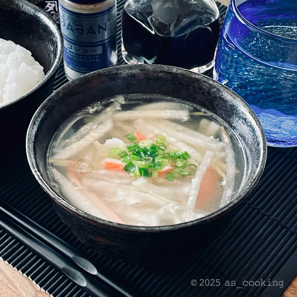 大根とカニカマを使った中華風スープの盛り付け写真。