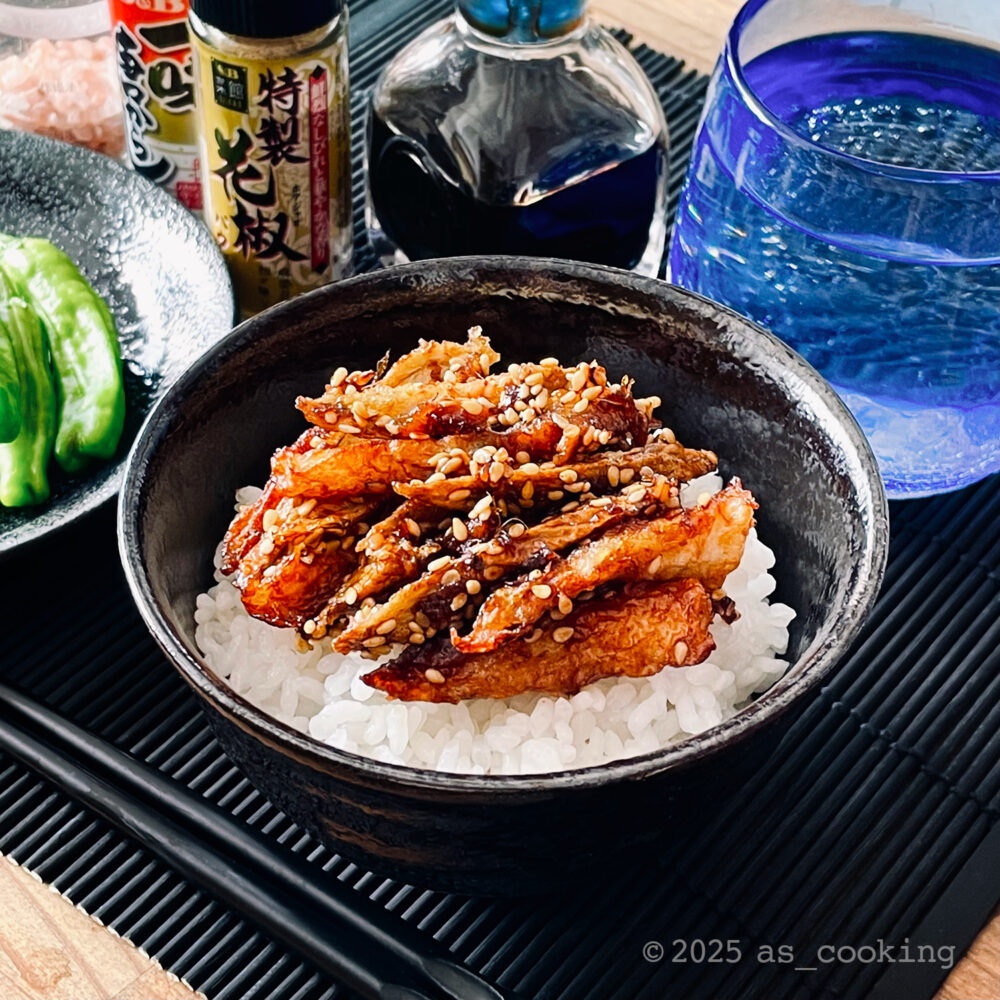 白ゴマがたっぷり絡んだ具材と、ご飯の上の丼のアップ。