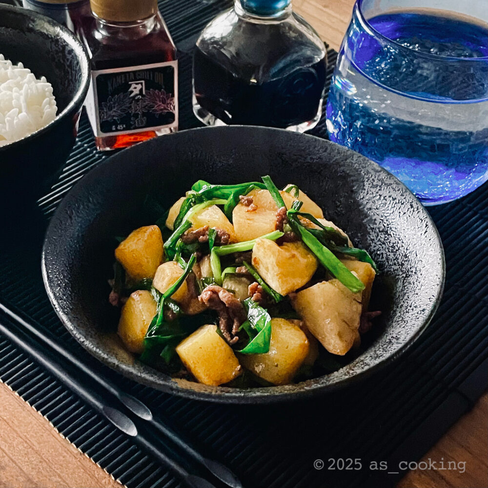 揚げたジャガイモとニラ、合い挽き肉を炒め合わせた兵庫県の給食メニュー「にらじゃが」の盛り付け写真。