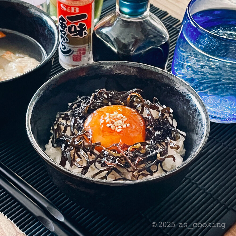 ご飯の上に卵黄の塩昆布漬けをのせた完成写真。