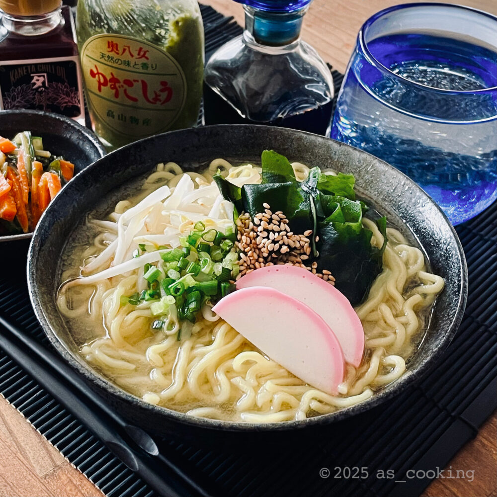 柚子胡椒風味の塩ラーメン。蒲鉾、わかめ、もやし、刻みネギをのせた盛り付け写真