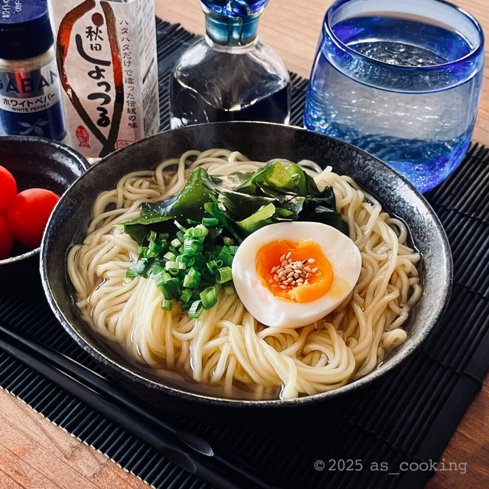 鯛出汁としょっつるを使ったあっさり系ラーメンの盛り付け写真。