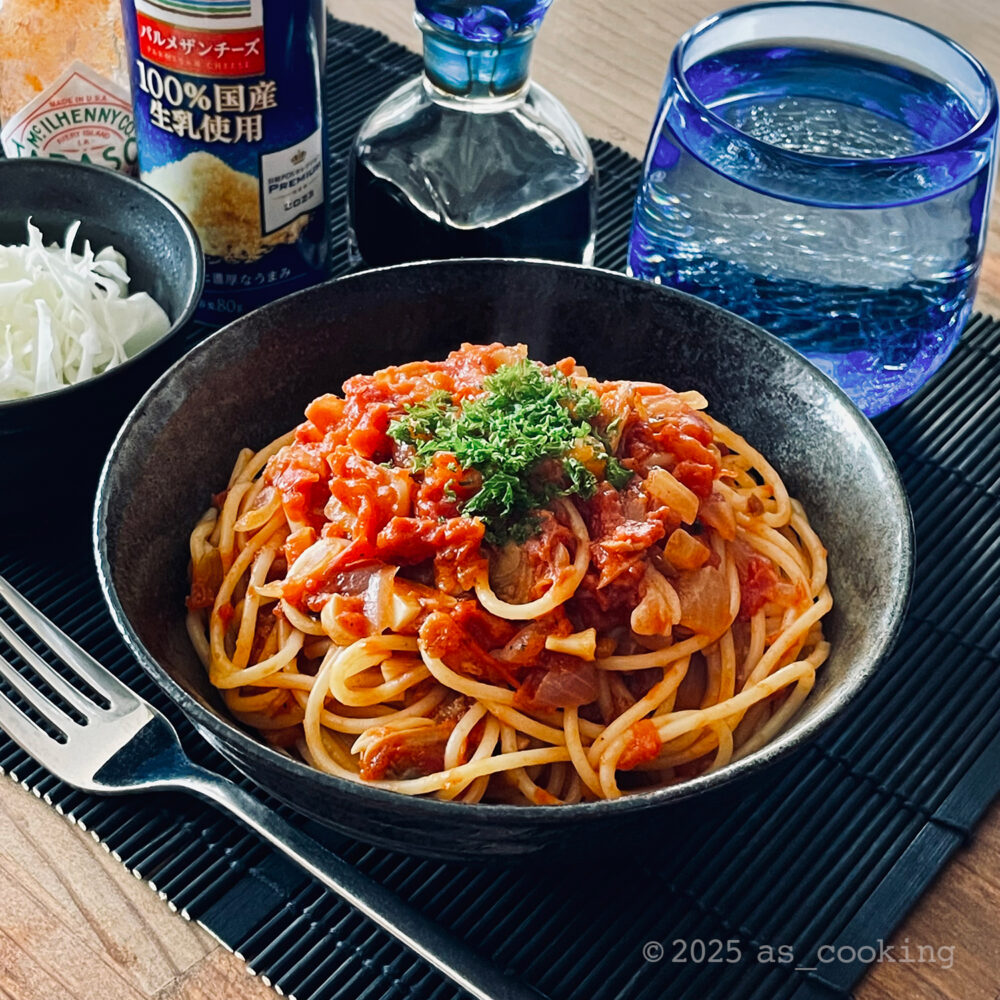 鯛のあらのトマト煮込みソースで作ったパスタの盛り付け写真。
