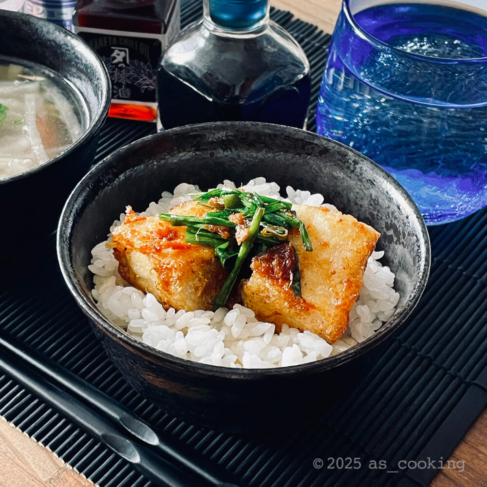 豆腐を使って作った“トリニータ丼”の盛り付け写真。ニラだれが上からかかった丼。