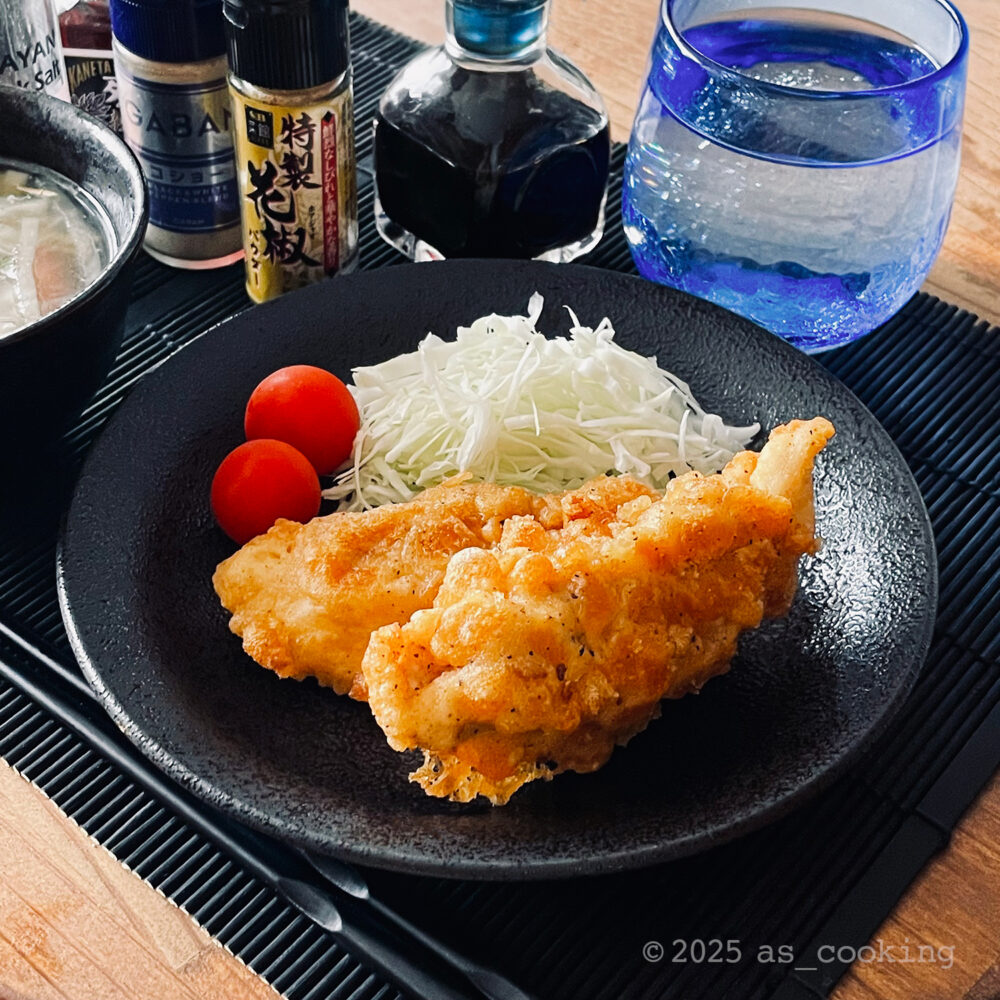 麻辣天かすを混ぜた衣で揚げた鶏ささみフライドチキンの盛り付け写真。