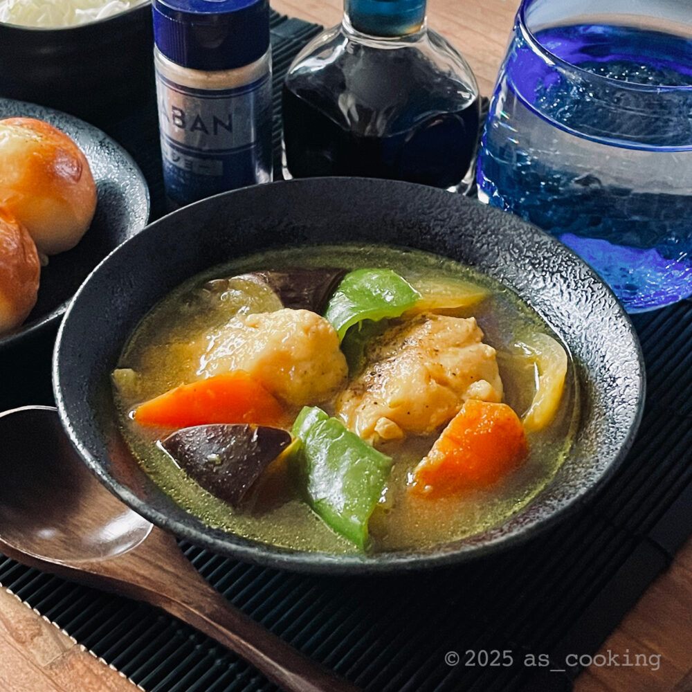 鶏ささみと野菜が入った具沢山カレースープの盛り付け写真。