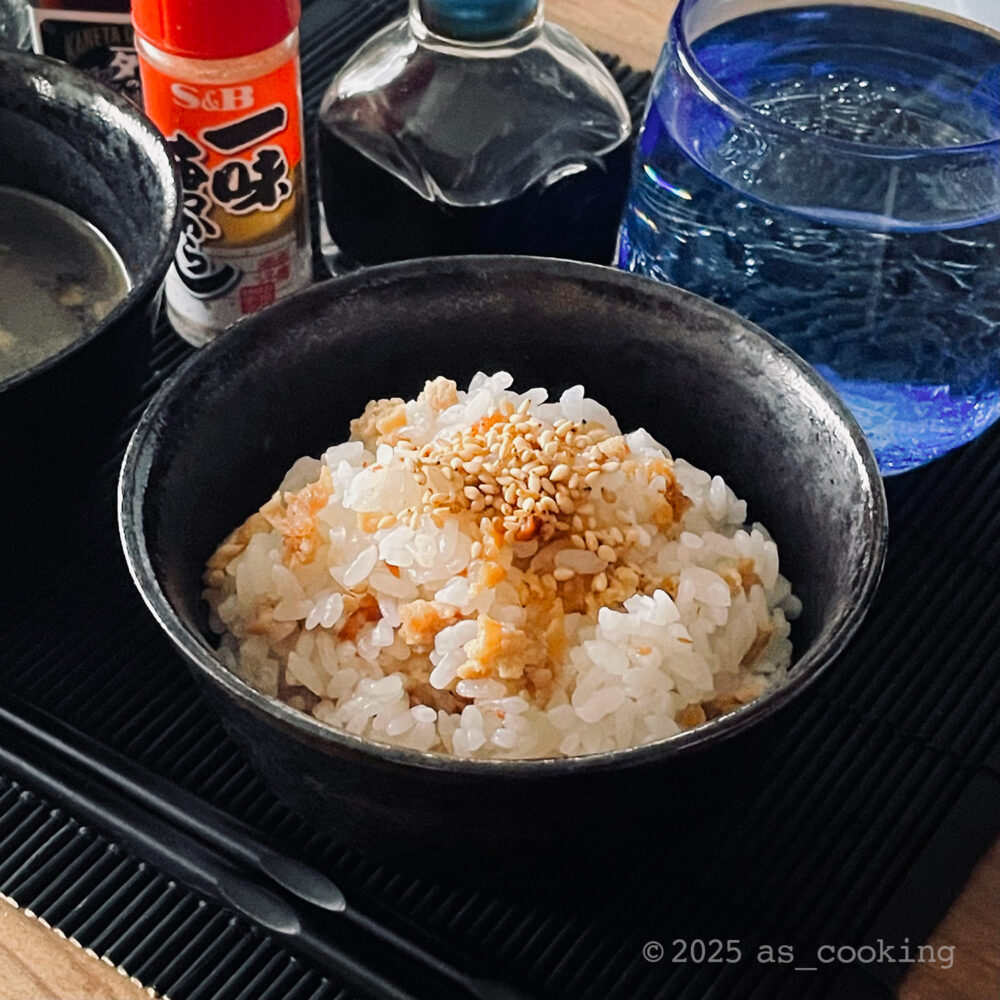 鶏ひき肉と梅干しを混ぜ込んだ「梅おこわ」が器に盛られた写真。