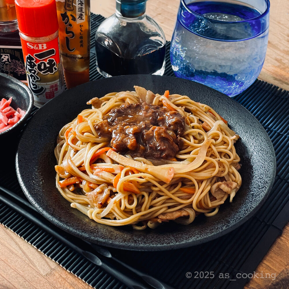 焼きラーメン(小金ちゃん風)の盛り付け写真。どて焼きの煮汁が絡んだ麺のアップ。