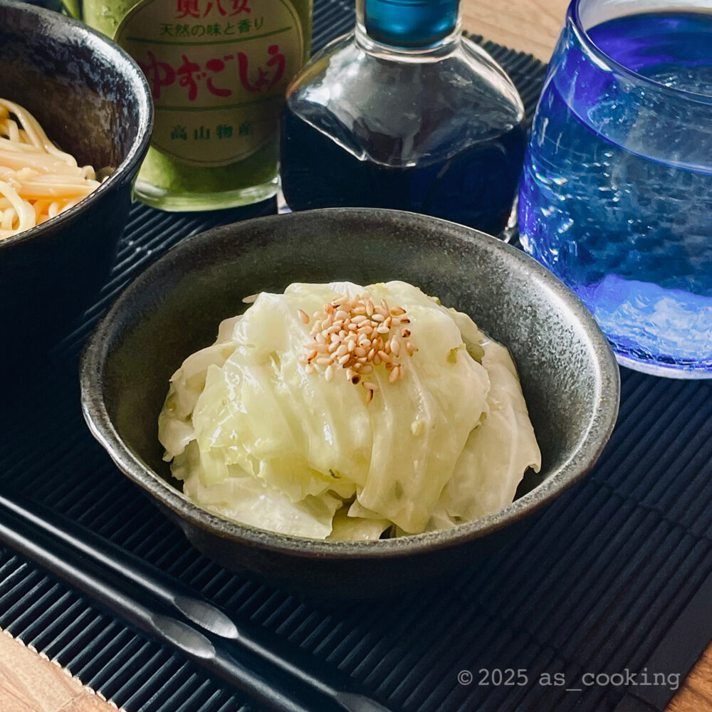 ざく切りキャベツに柚子胡椒とごま油を和えた「柚子胡椒キャベツ」の盛り付け写真。