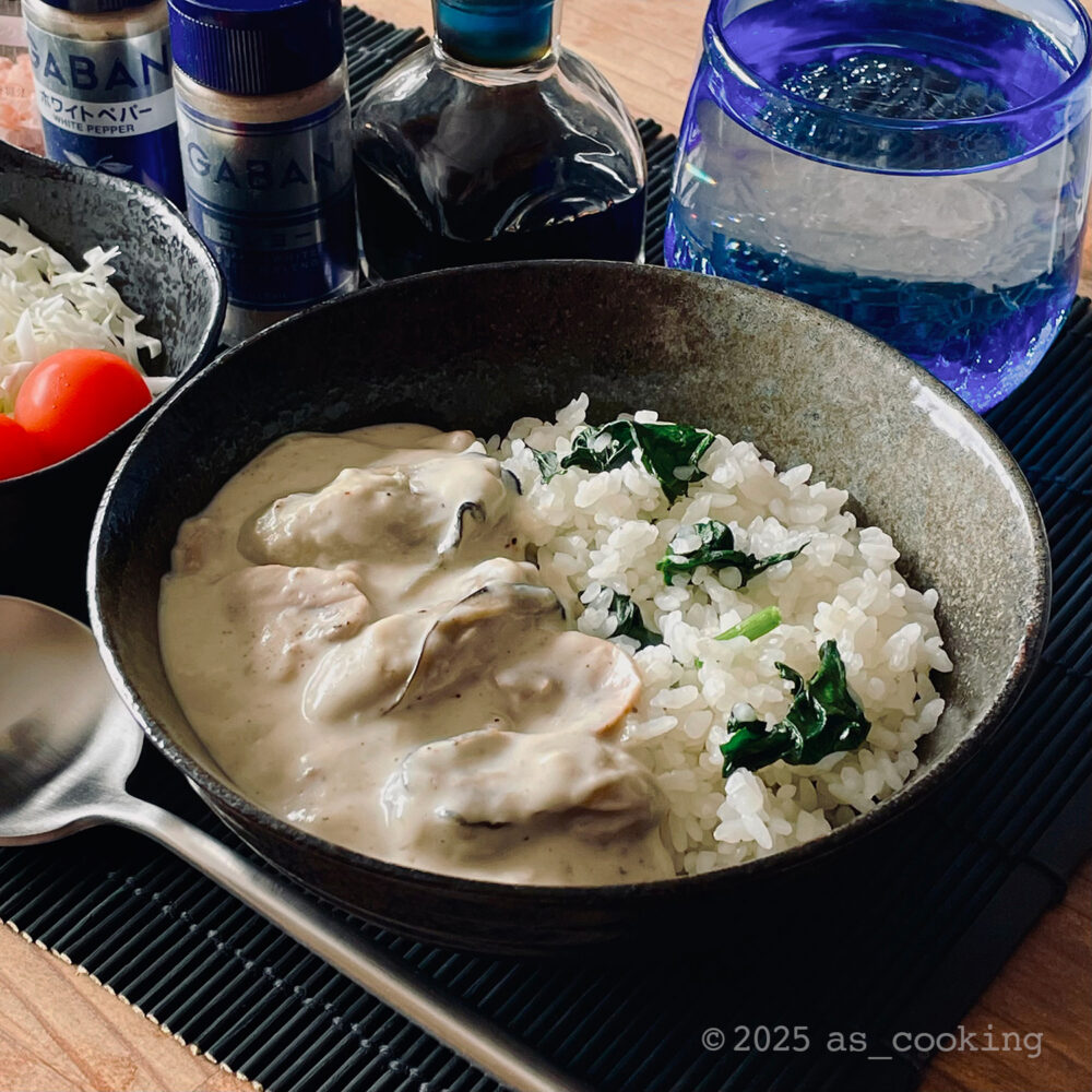 牡蠣とほうれん草が入ったクリームライスの盛り付け写真。