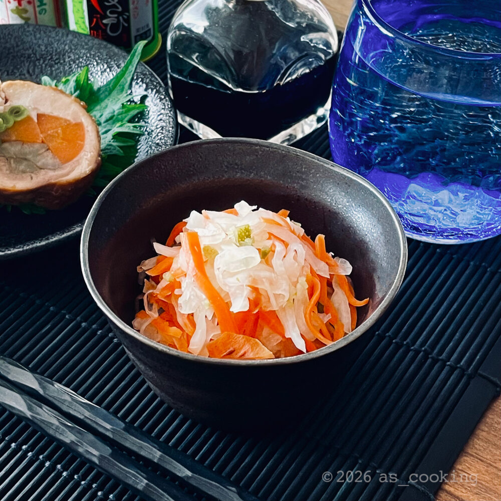 柚子胡椒風味の紅白なますを器に盛り付けた写真