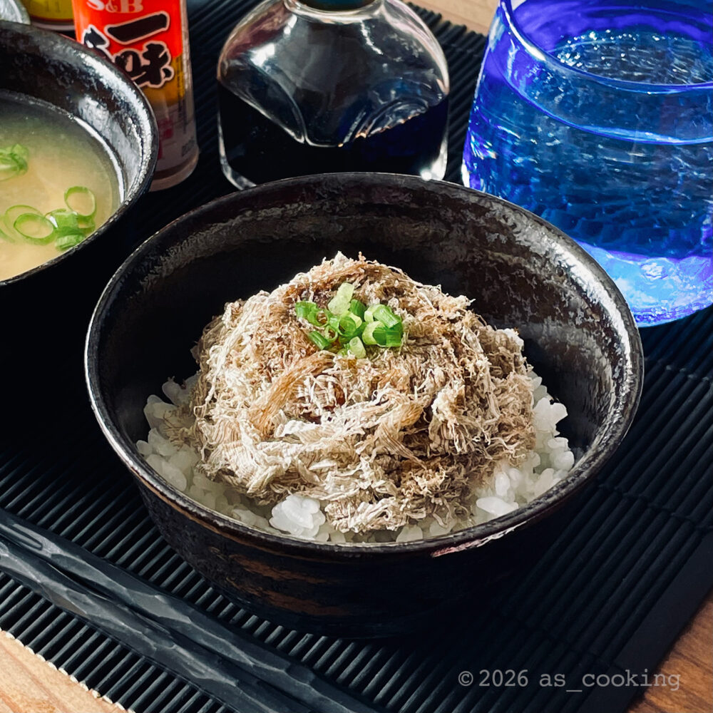 とろろ昆布で包んだ卵黄を器に盛り付けた卵黄のとろろ昆布漬け