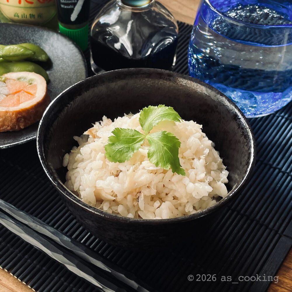 三つ葉をのせた鯛めしの盛り付け写真