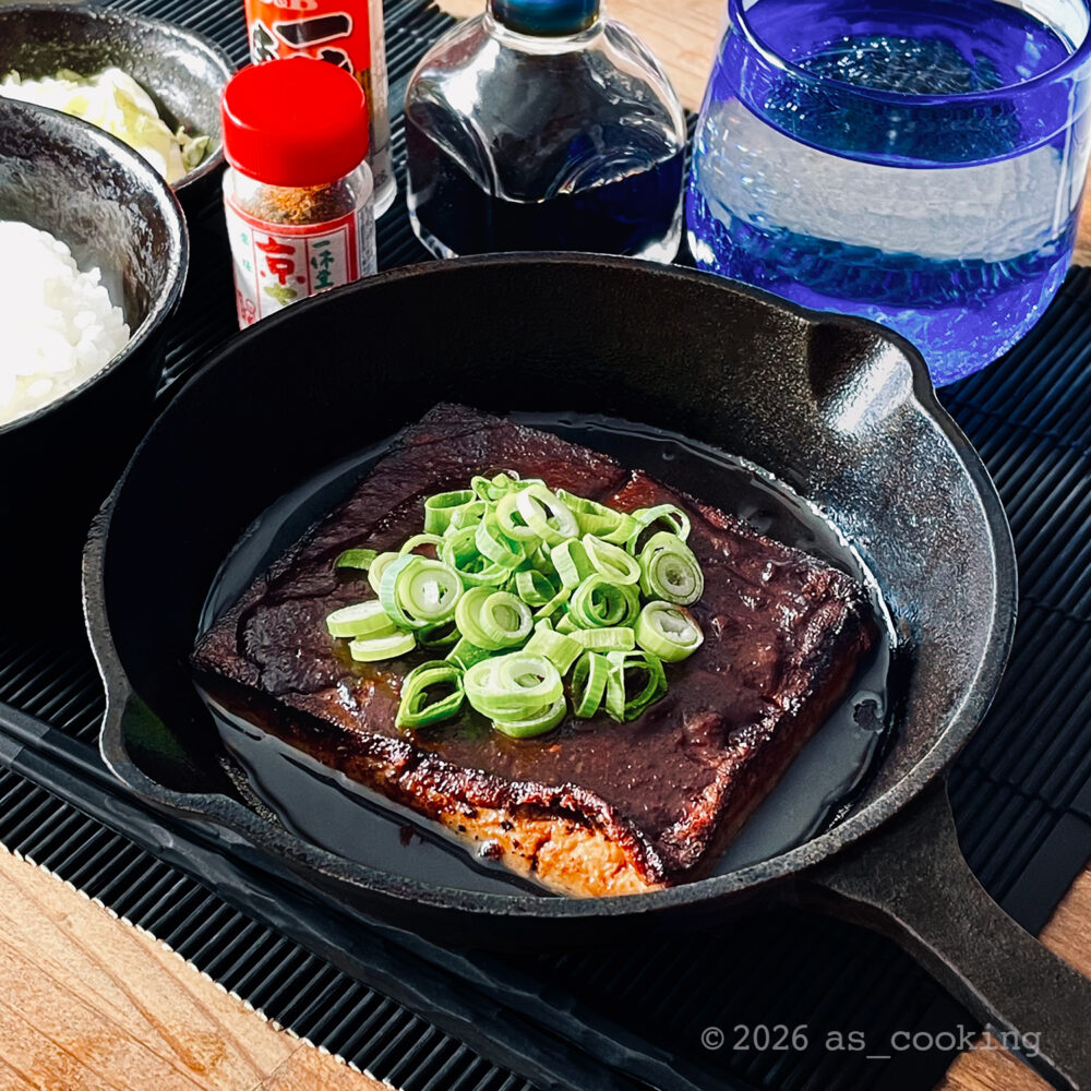 刻みネギをのせた鉄板焼とうふの完成写真