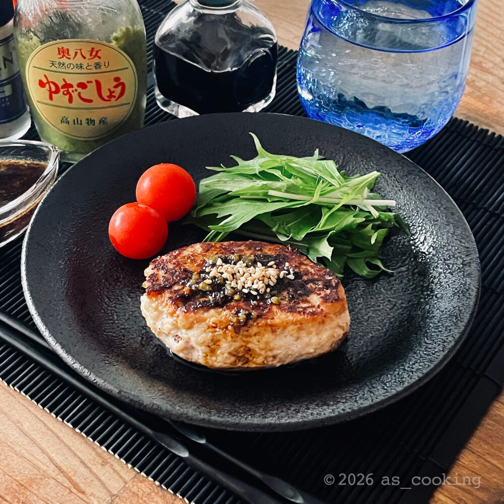 お皿に盛り付けた豆腐ハンバーグ