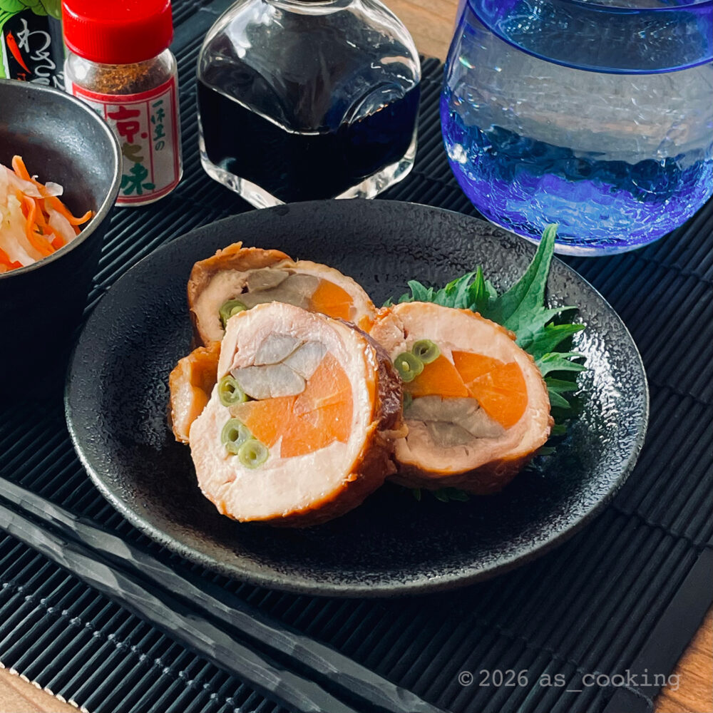 鶏もも肉でゴボウ・ニンジン・インゲンを巻いた八幡巻きの断面写真