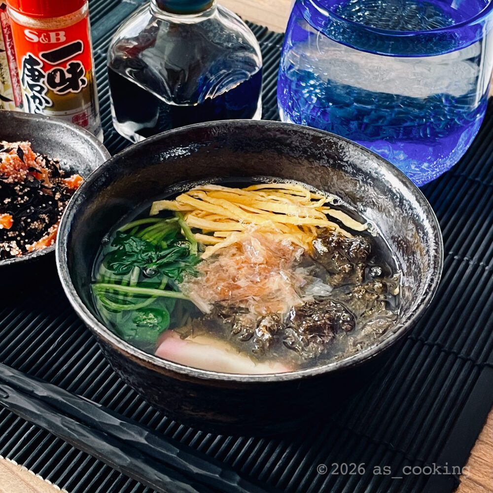 岩のりと錦糸卵、蒲鉾をのせた島根県大田市の五色雑煮