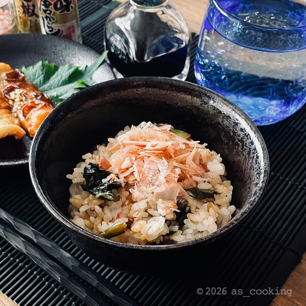 鰹節がかけられた野沢菜ごはん