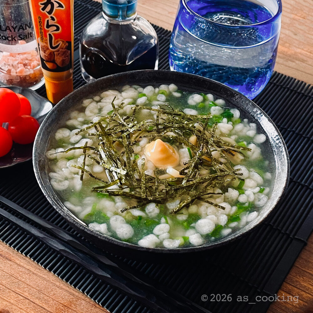 揚げ玉と刻みネギのあんがかかった、シンプルなからしそば