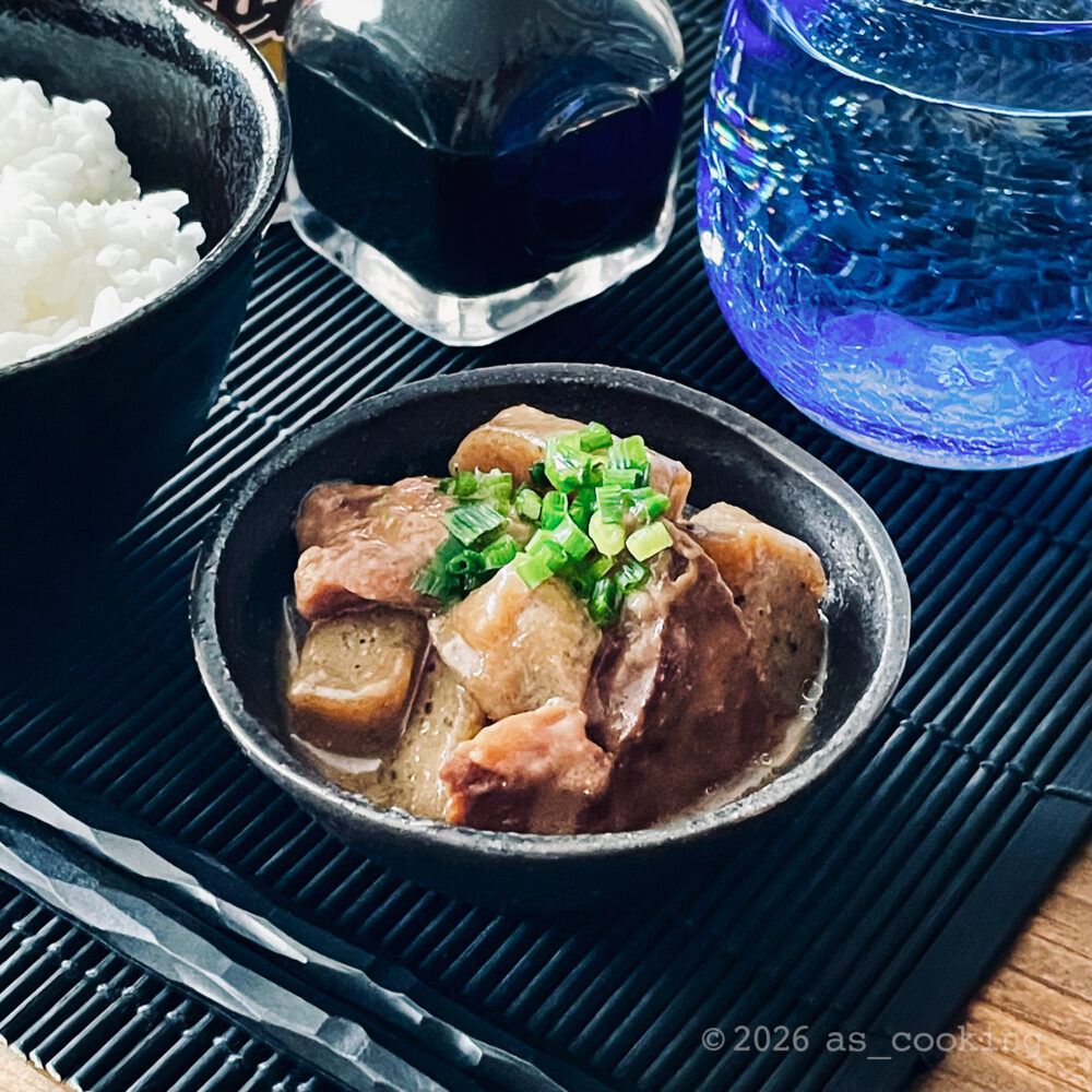 味噌でじっくり煮込まれ、刻みネギをのせた大阪の郷土料理どて焼き