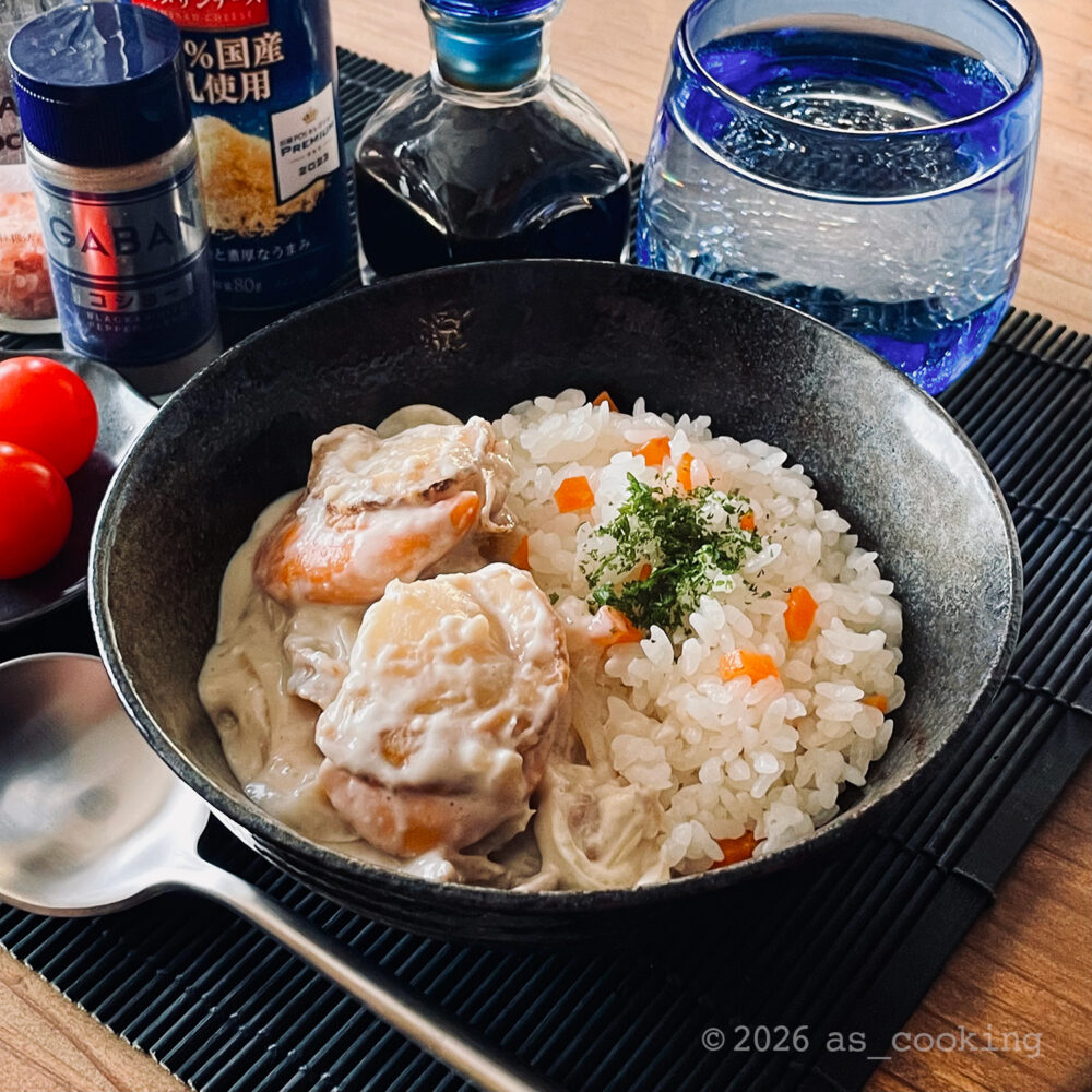 ニンジンライスに大きなホタテのクリームソースがかかった、ほたてクリームライス