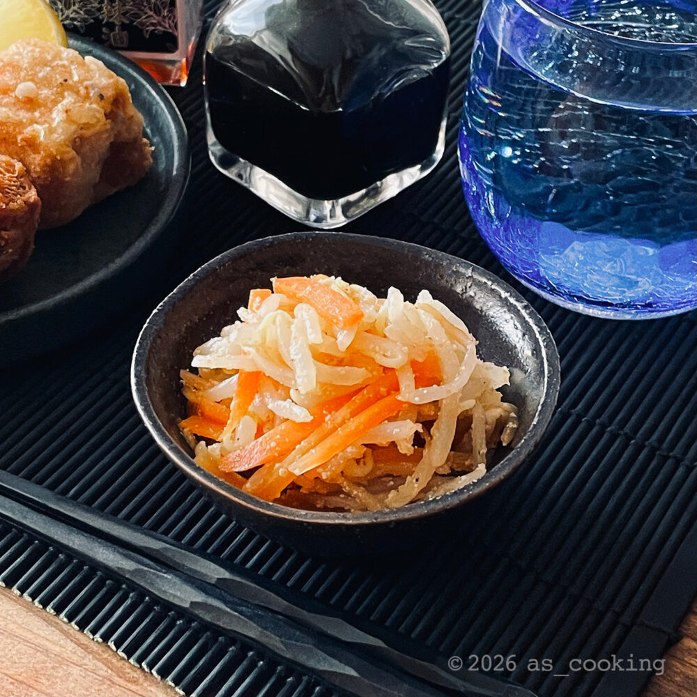 すりごまがたっぷりかかった、もやしとニンジンのごま酢和え