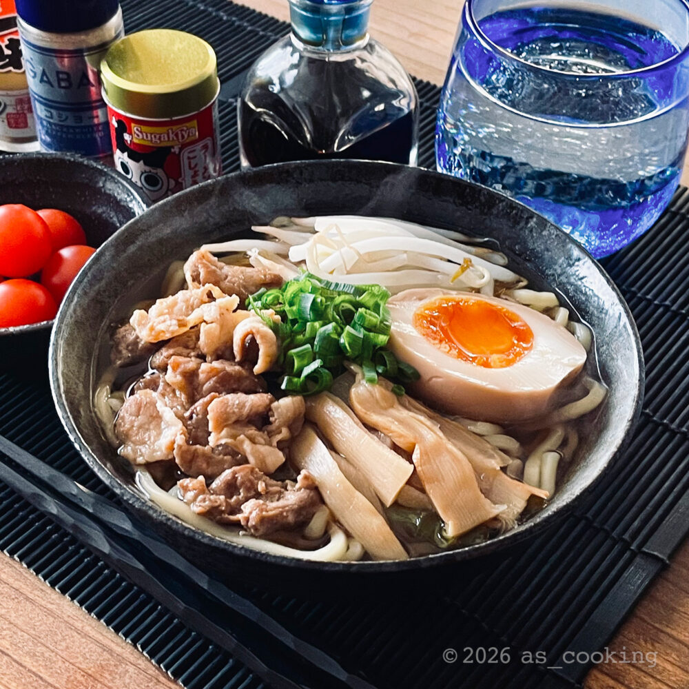 なんちゃって焼豚と味玉をトッピングした醤油ラーメン