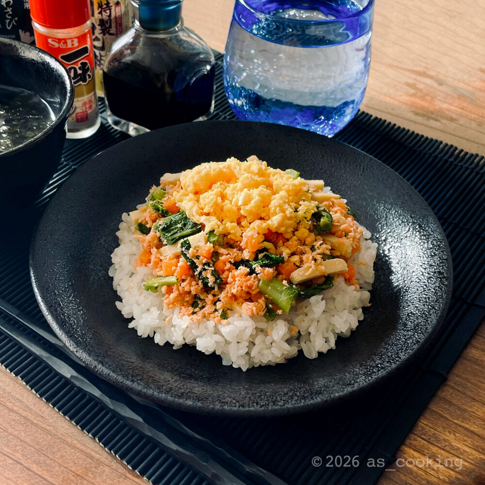 菜の花と卵そぼろをのせた盛り付け