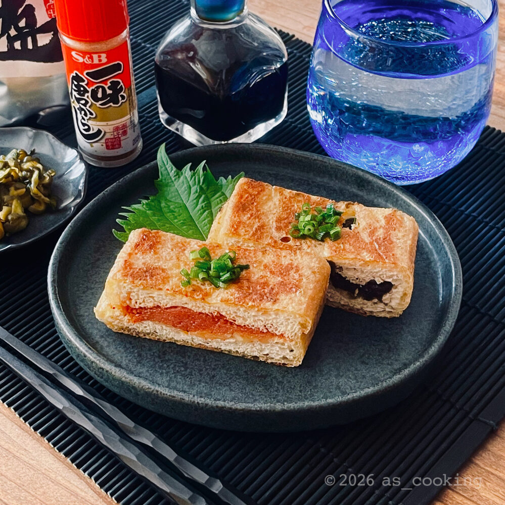 こんがり焼けてチーズがとろけ出す、新潟名物・栃尾揚げの挟み焼き