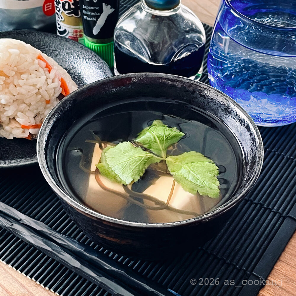 三つ葉をトッピングした、お湯を注ぐだけの豆腐と塩昆布のスープ