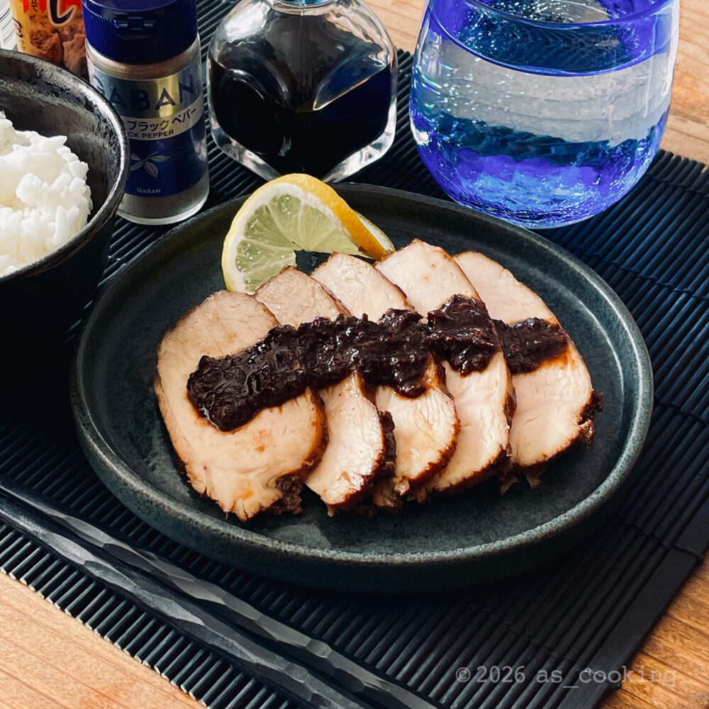 完成したウイスキーチキンの盛り付け写真（鶏むね肉のしっとり焼き）