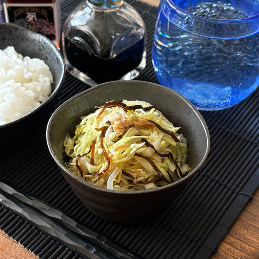 鶏ささみとキャベツ、もやしがたっぷり入った塩昆布の和え物