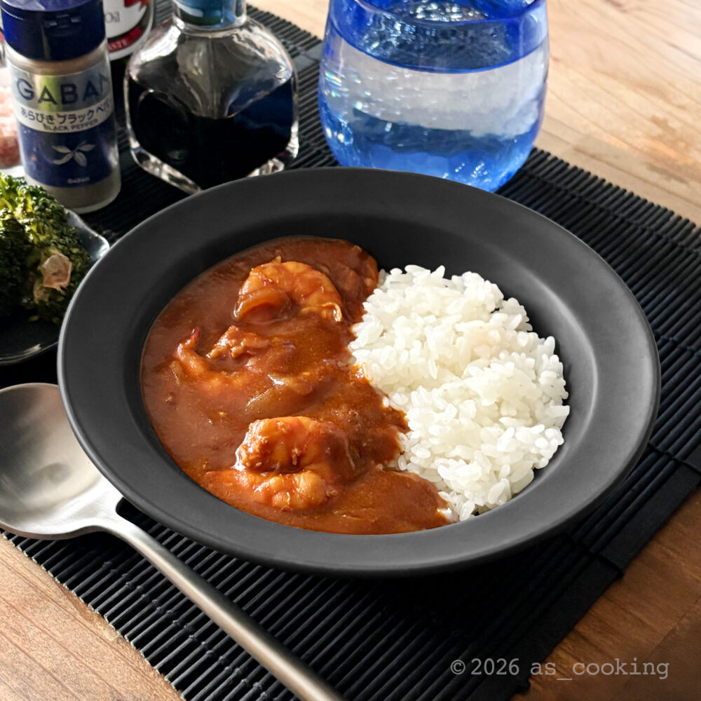 完成したエビたっぷりのレッドカレー