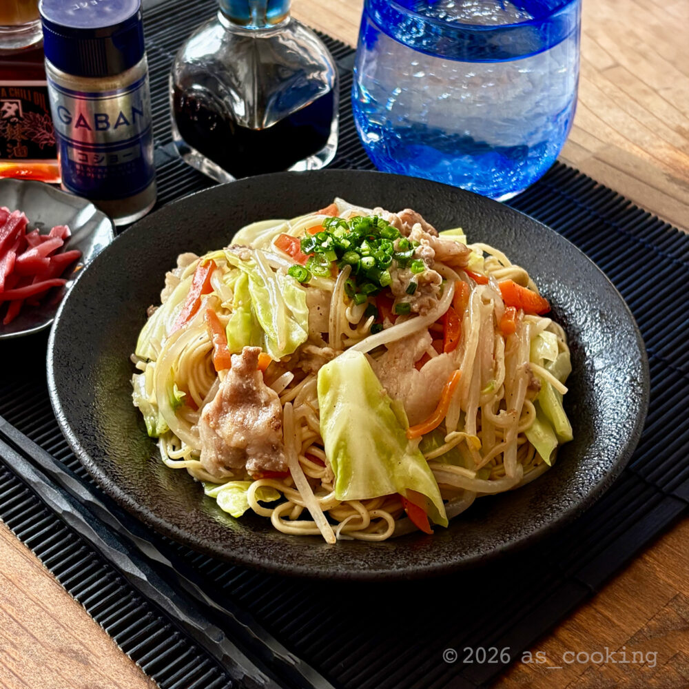 お皿に盛り付けた焼きラーメン