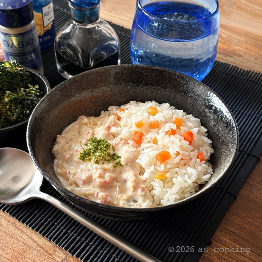 ニンジンライスにたっぷりのカニ入りクリームソースがかかった、かにクリームライス