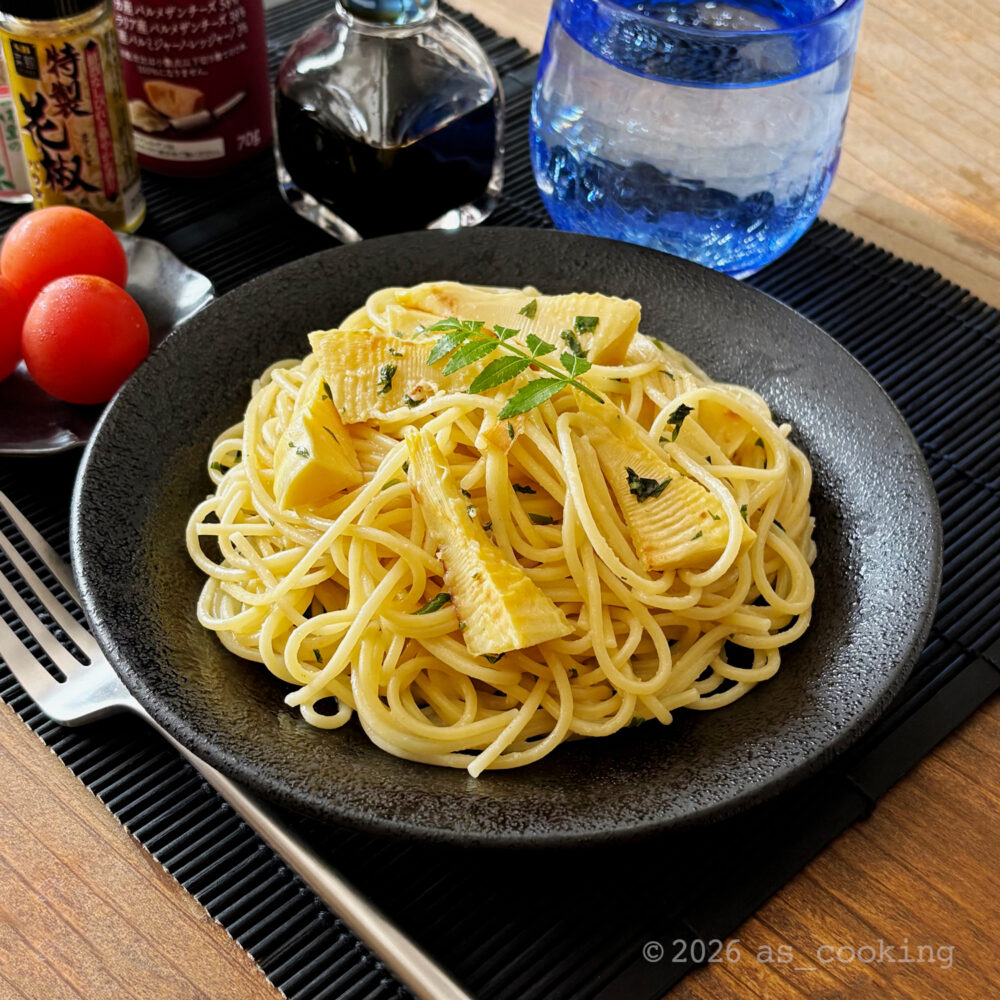 ソースを絡めたパスタに、追い木の芽を添えたたけのこと木の芽ドレッシングのパスタ