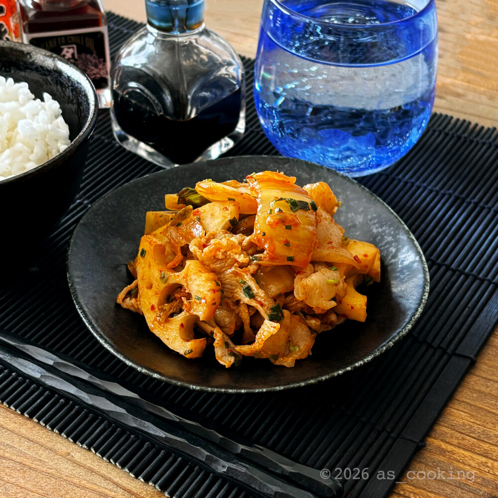 お皿に盛り付けられた、ボリューム満点のれんこんシャキシャキいいキムチ