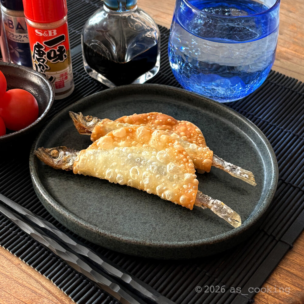 皿に並べられた、パリパリで香ばしそうなししゃものパリパリ揚げ