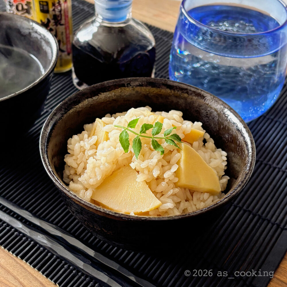 器に盛り付けられ、仕上げに木の芽を添えたたけのこご飯