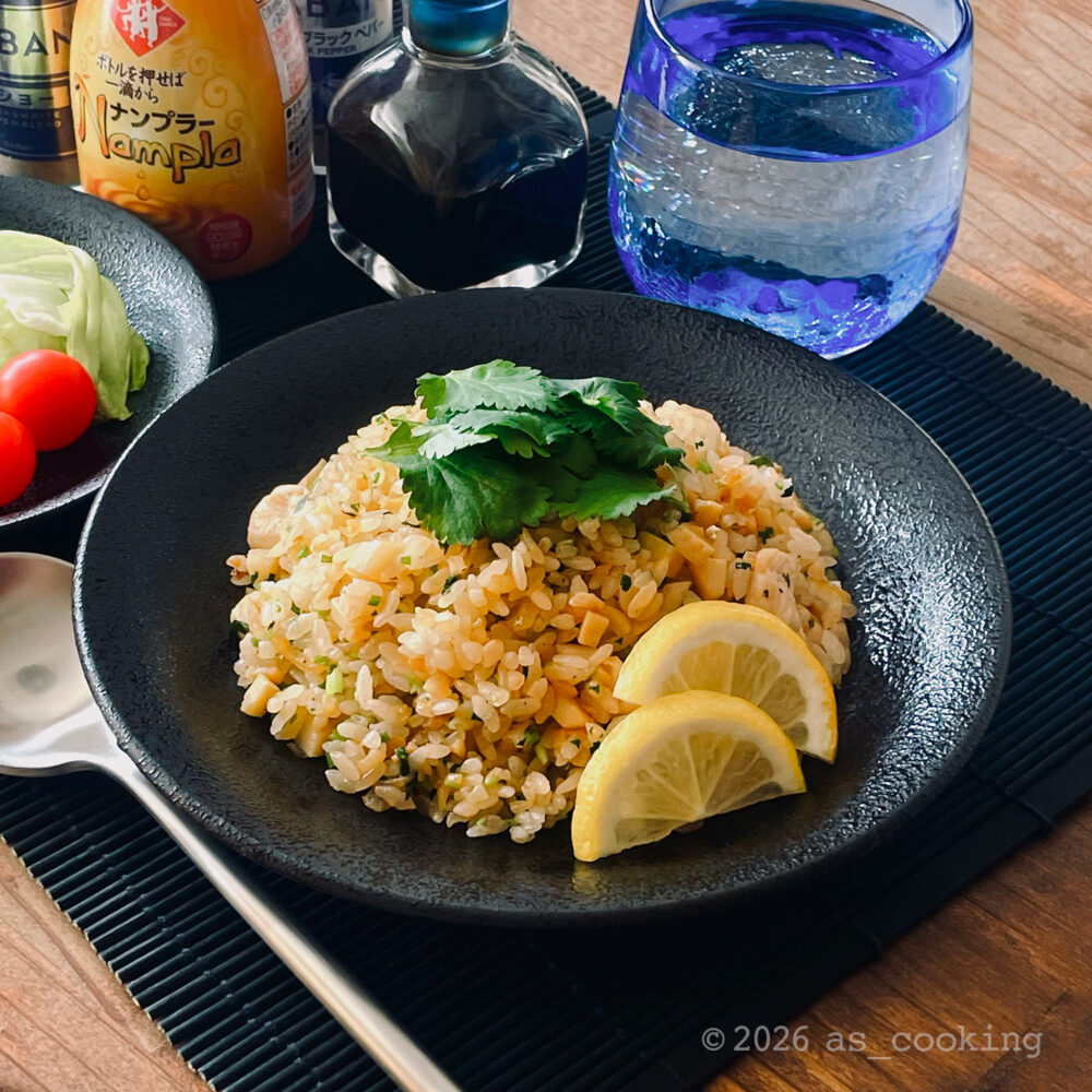 パクチーをトッピングし、レモンを添えたボリューム満点のパクチー飯