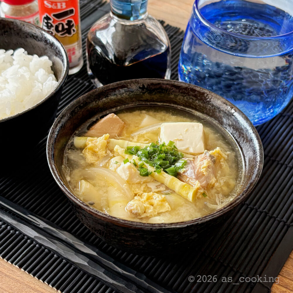 器に盛り付けられ、刻みネギを散らした具沢山のたけのこ汁