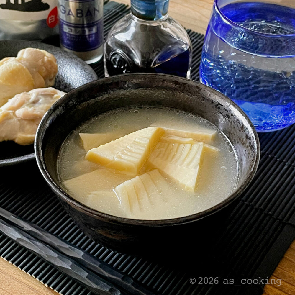 器に盛り付けられた、たけのこたっぷりの鶏だしのスープ