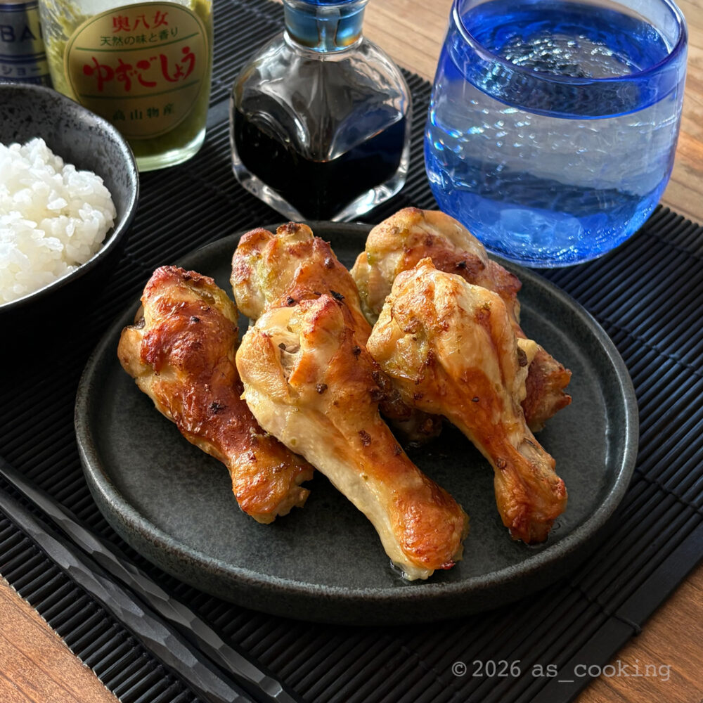 お皿に盛り付けられた、香ばしそうな鶏手羽元の柚子胡椒焼き