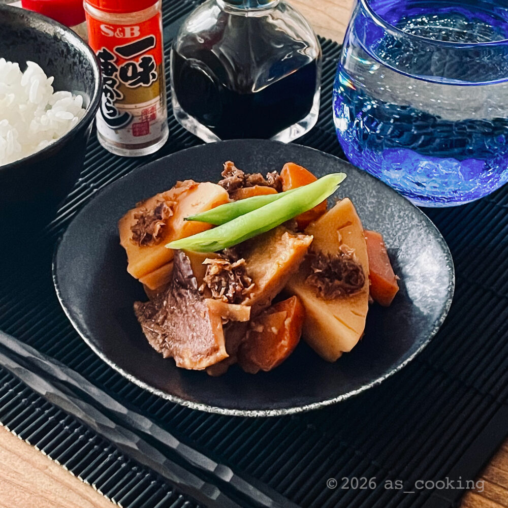 器に盛り付けられ、味がしっかり染みたたけのこの土佐煮