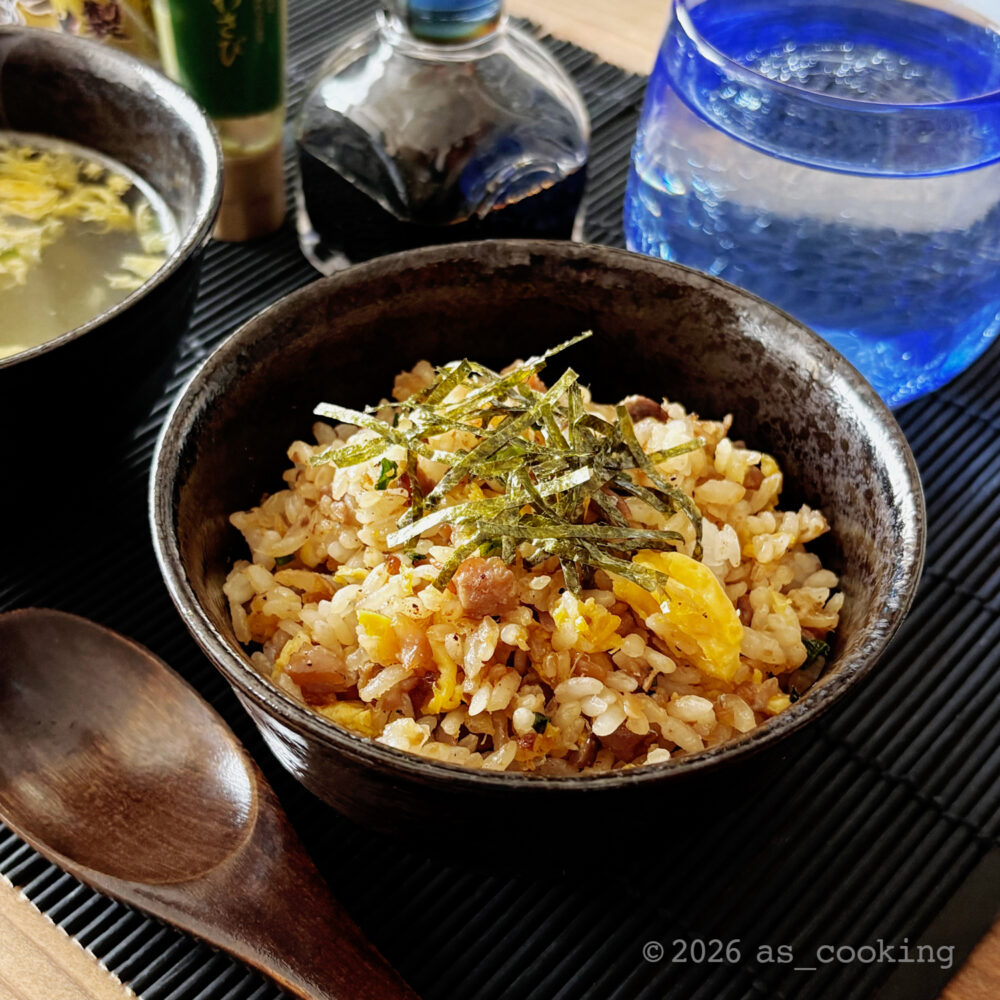 刻み海苔をたっぷりのせたアジの漬け炒飯